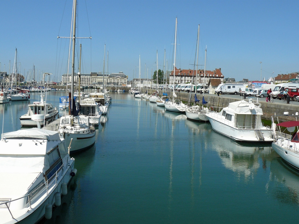 Яхты и катера в Довиле, Франция. Фото 1 – фотографии Франции