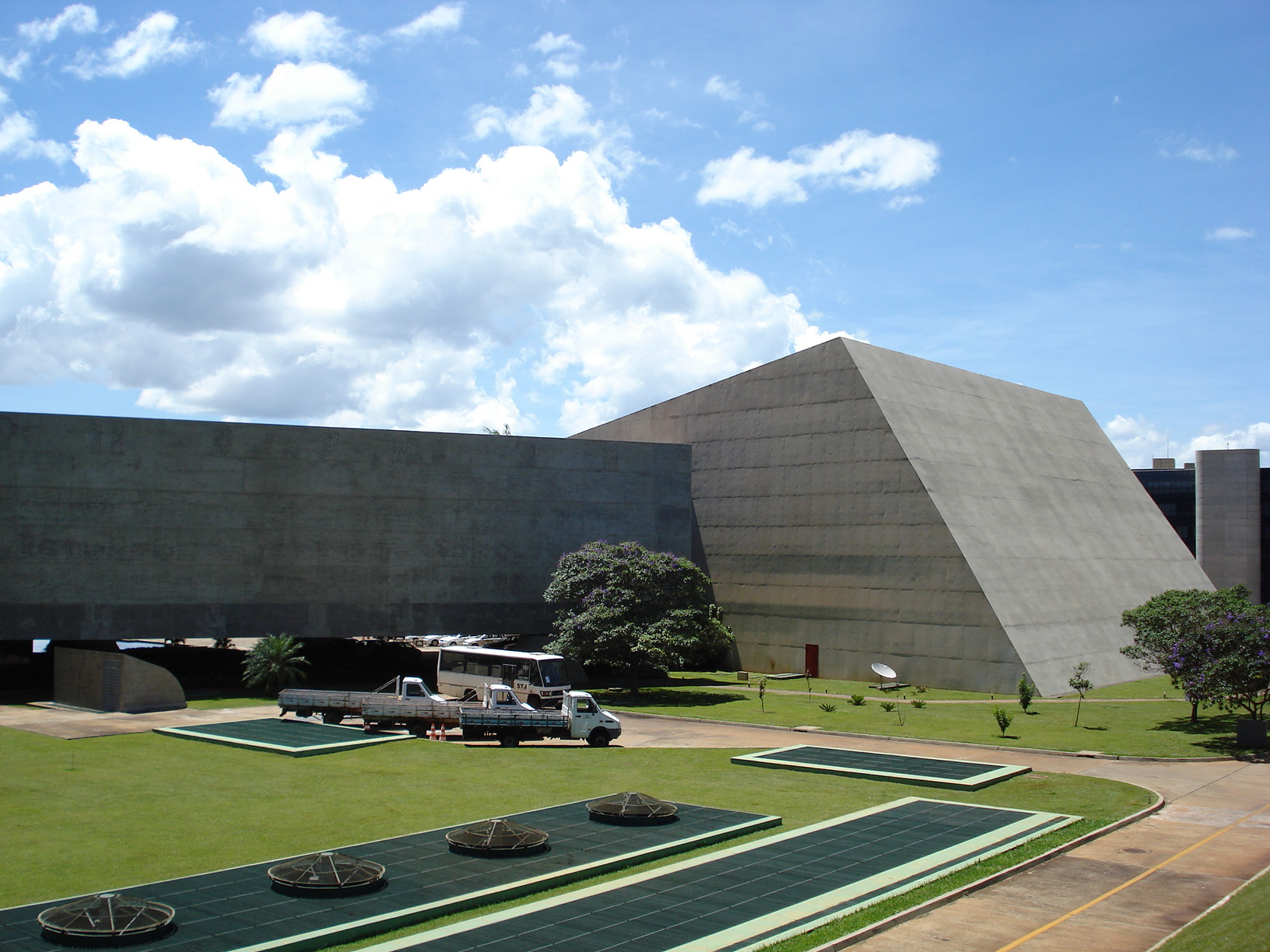 Backside of the Pyramid of the Brazilian Supreme Court of Justice – фотографии Бразилии