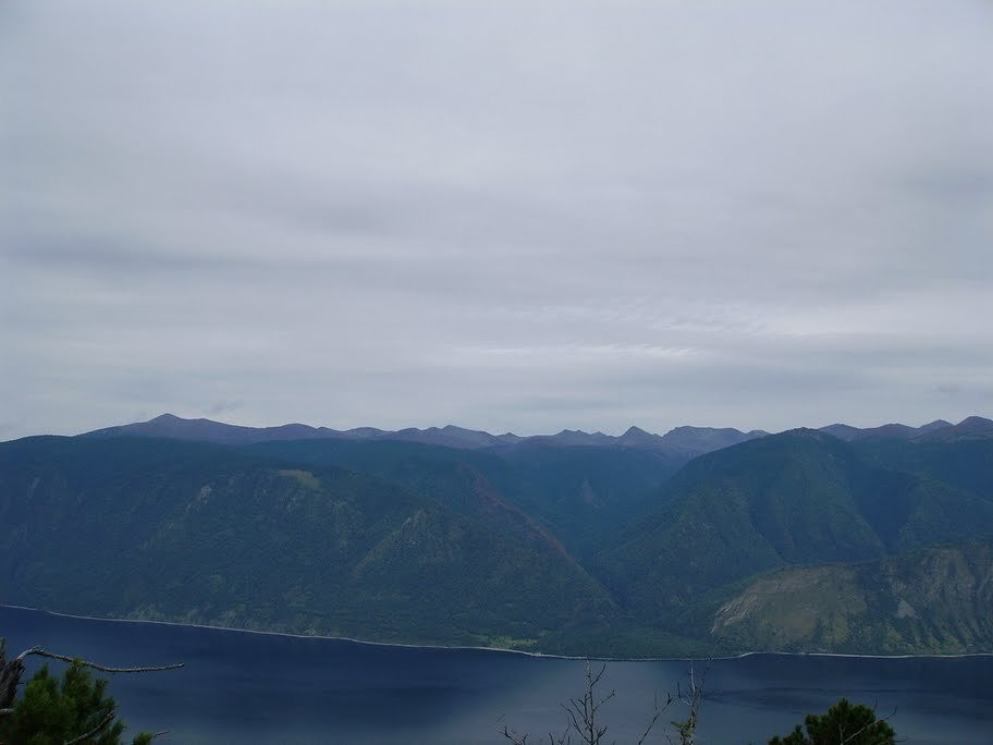 Горы в Телецком озере, Россия – фотографии России