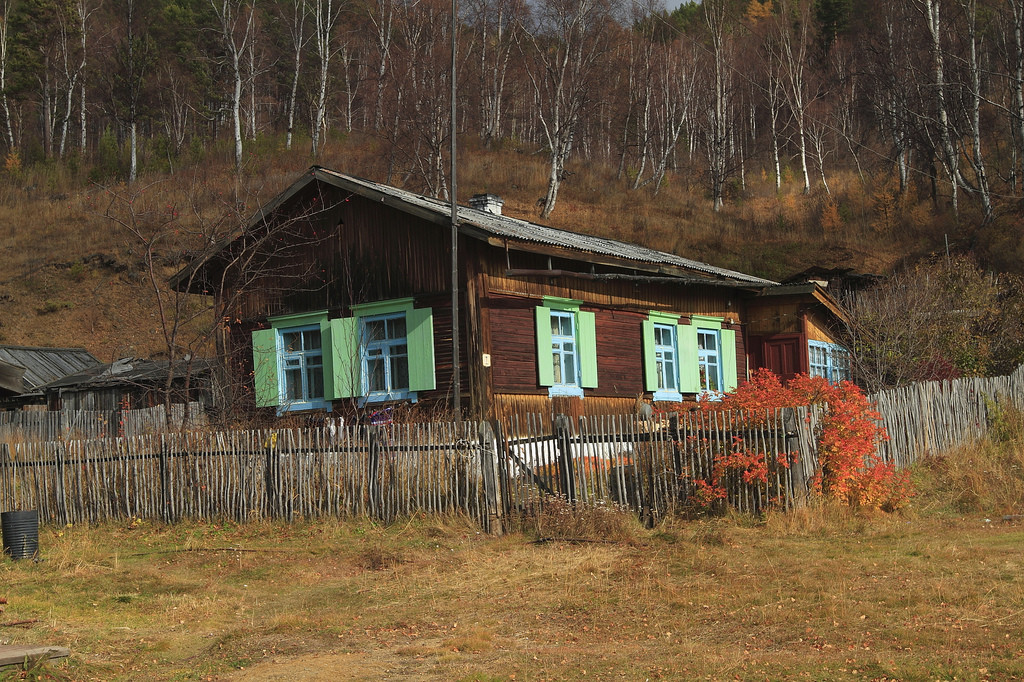 Типичный жилой дом на Байкале – фотографии России