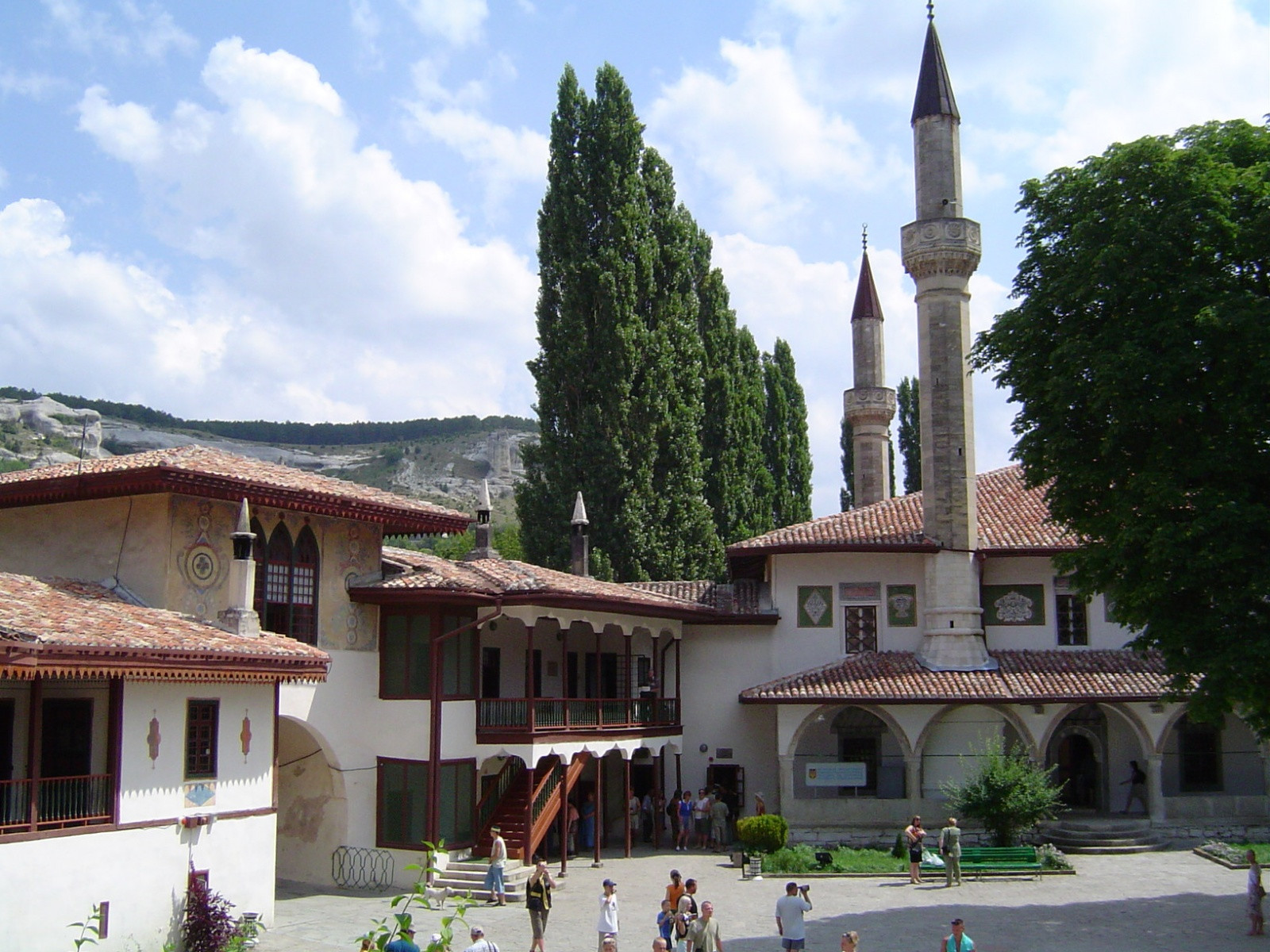 Возле Ханского дворца, Бахчисарай (Bakhchysarai), Крым – фотографии России