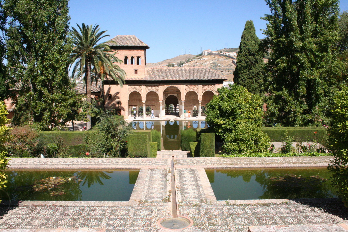 Попасть в испанский замок Альгамбра можно на такси из Гранады или же в составе экскурсионной группы – фотографии Испании