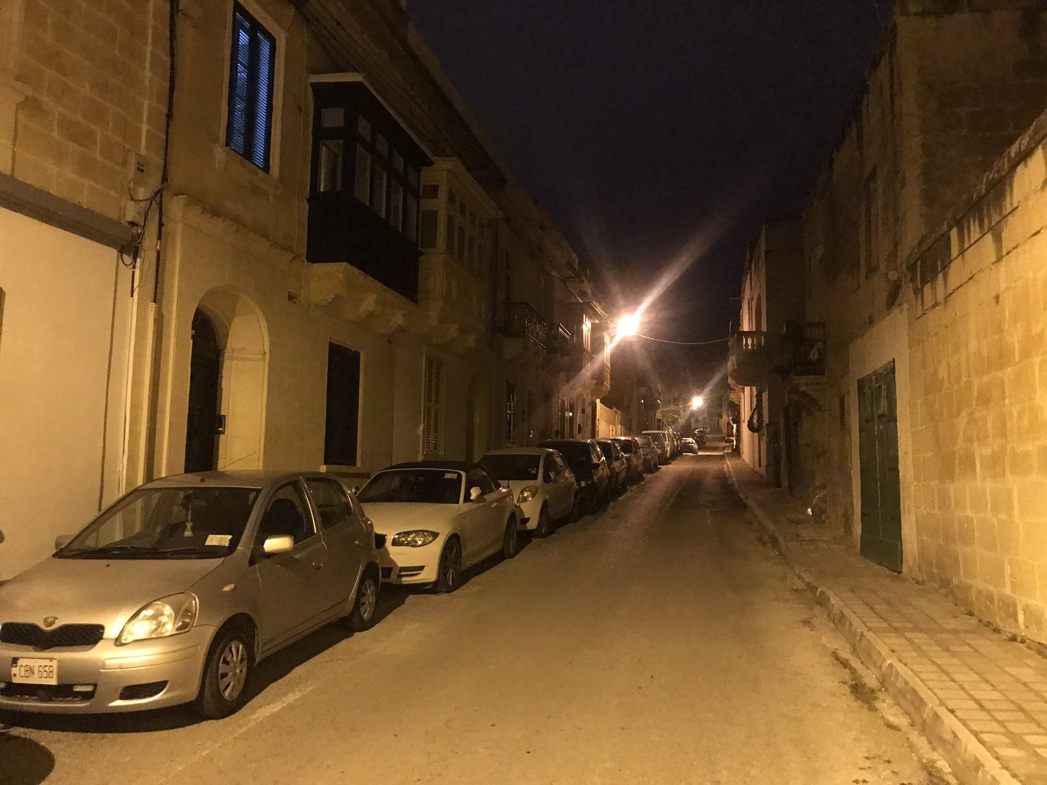 Ночные улочки в районе залива Баллута, Мальта – фотографии Мальты