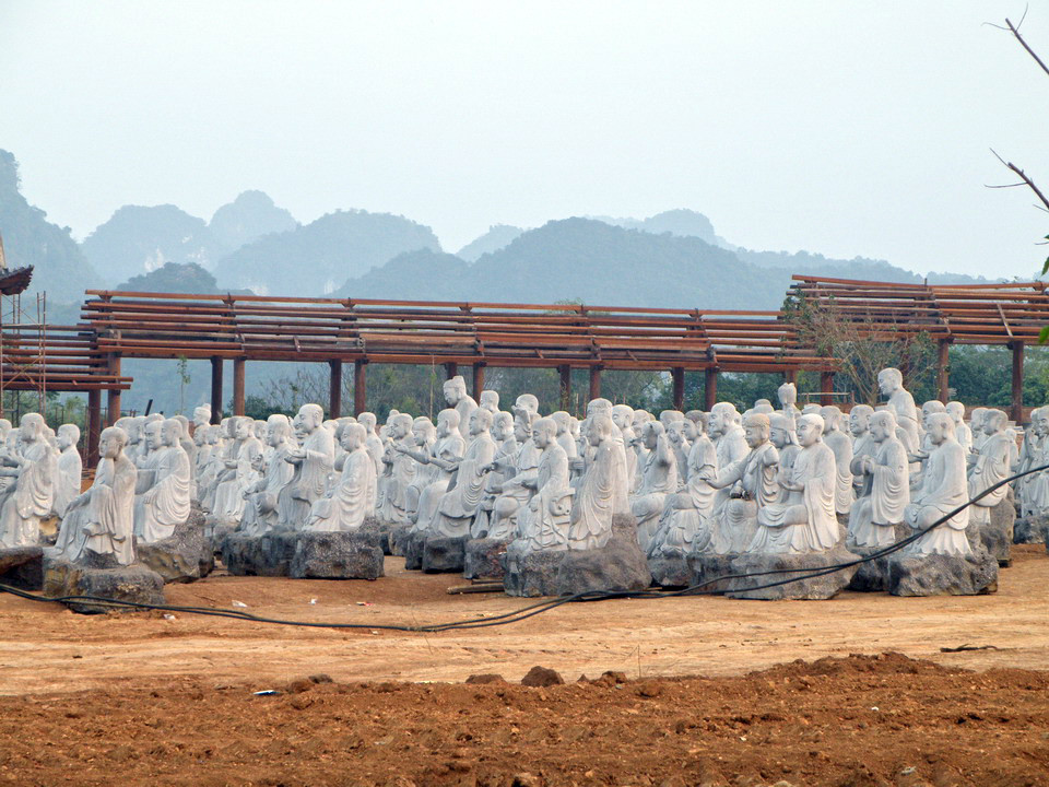 Статуи архатов (духовных практиков) в Байдинь – фотографии Вьетнама