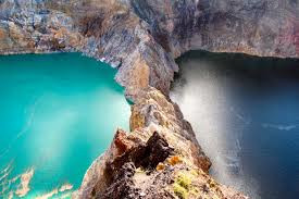 Разноцветные кратерные озёра Келимуту (Kelimutu) разделяют гребень одного и того же вулкана – фотографии Индонезии