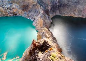 Разноцветные кратерные озёра Келимуту (Kelimutu) разделяют гребень одного и того же вулкана – фотографии Индонезии