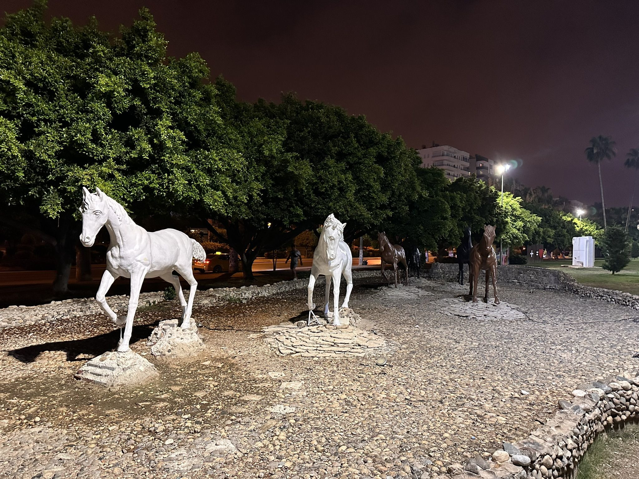 Город Мерсин, набережная, скульптуры лошадей – фотографии Турции