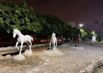 Город Мерсин, набережная, скульптуры лошадей – фотографии Турции