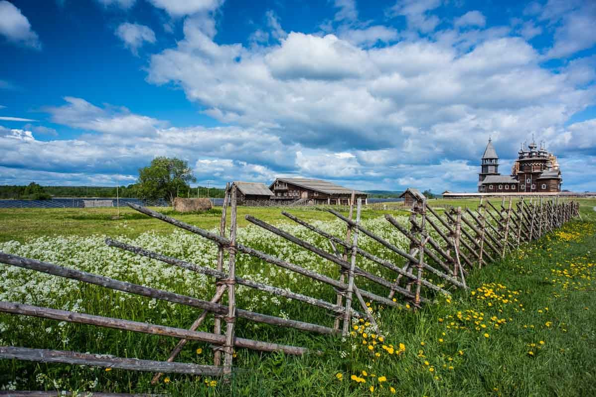 В 1945 году Кижи получил статус заповедника, а в 60е годы на его территории был основан музей – фотографии России
