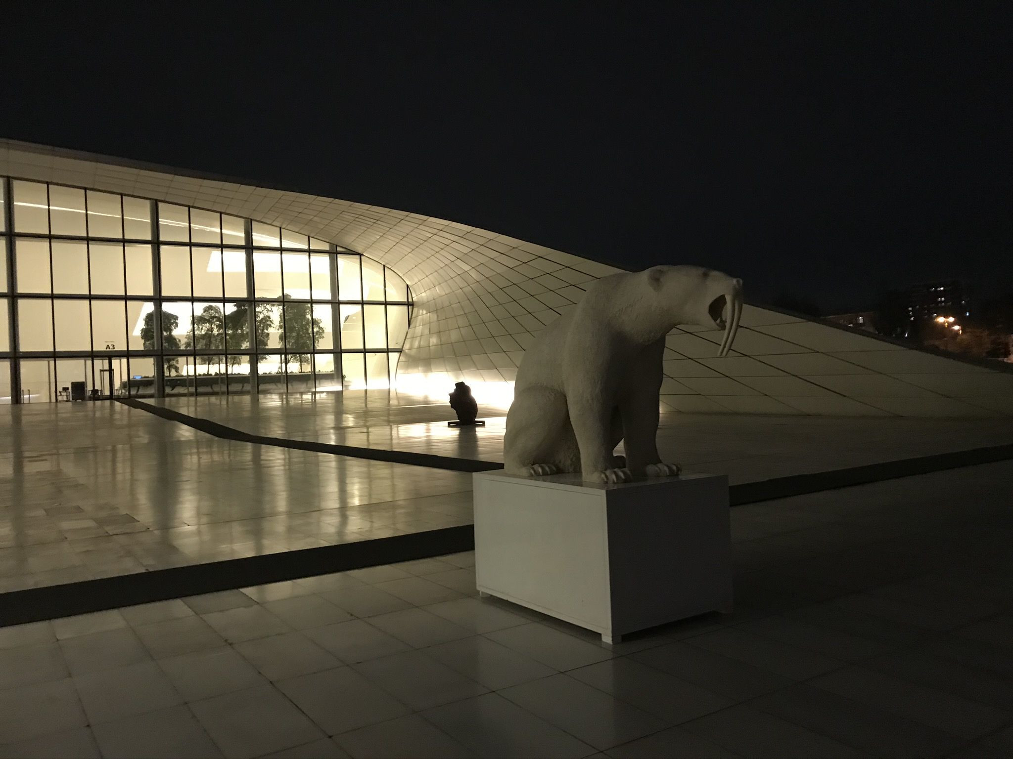 Скульптура возле центра Гейдара Алиева – фотографии Азербайджана