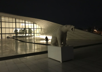 Скульптура возле центра Гейдара Алиева – фотографии Азербайджана
