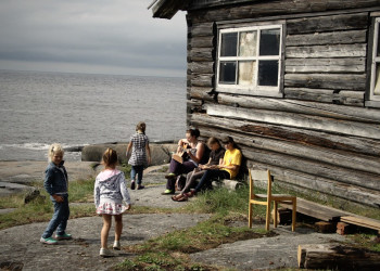Дети на острове Кий, Россия – фотографии России
