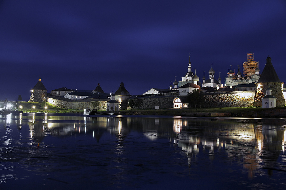 Знаменитый Соловецкий мужской монастырь в ночное время – фотографии России