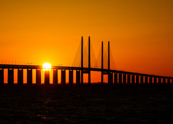 Эресуннский мост-тоннель между Данией и Швецией на закате – фотографии