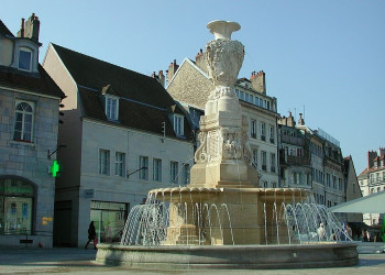 Фонтан в Безансоне, Франция – фотографии Франции