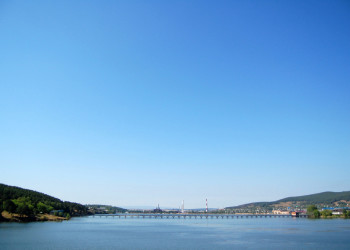 Деревянный полукилометровый пешеходный мост в Белорецке – фотографии России