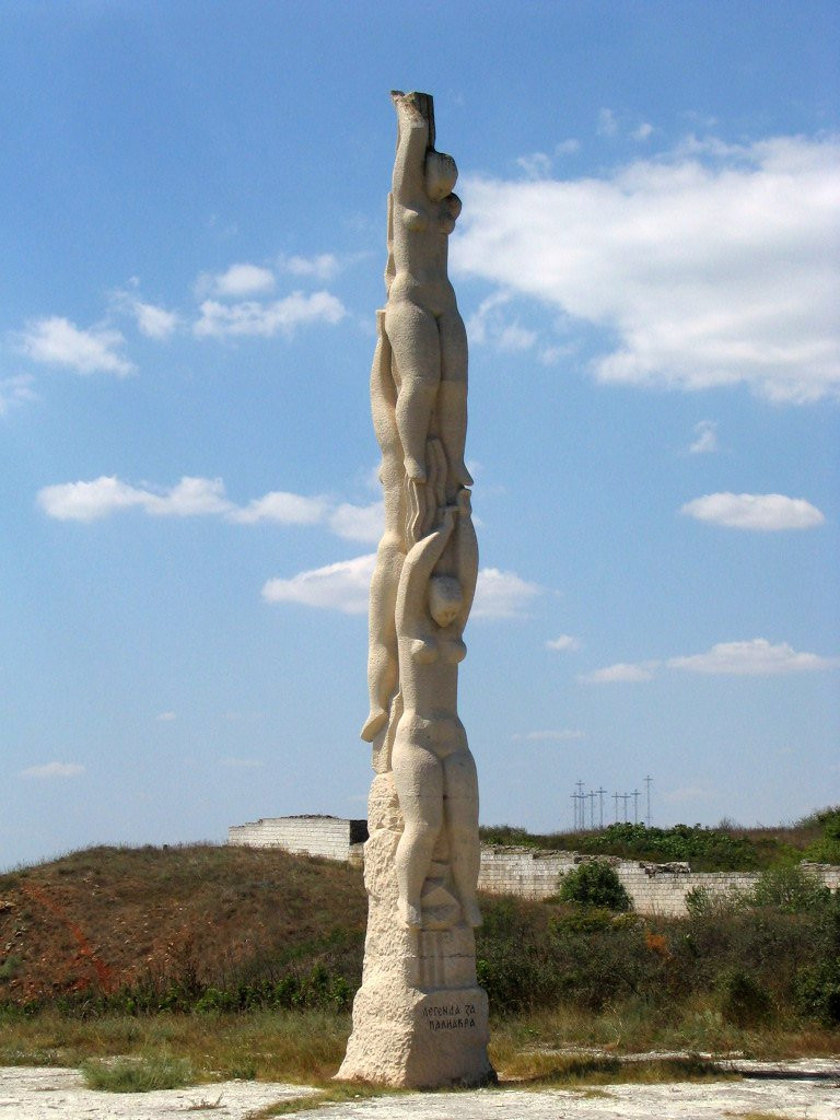 Памятник «Ворота 40 Девиц» – фотографии Болгарии