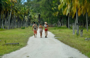 Туристы на острове Десрочес. Сейшельские острова – фотографии Сейшельских островов