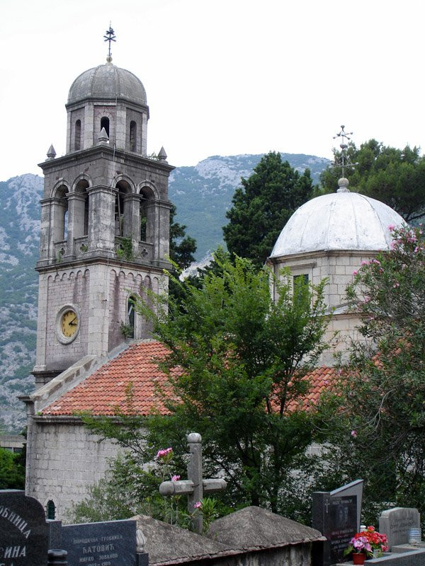 Кладбище в Рисан, Черногория – фотографии Черногории