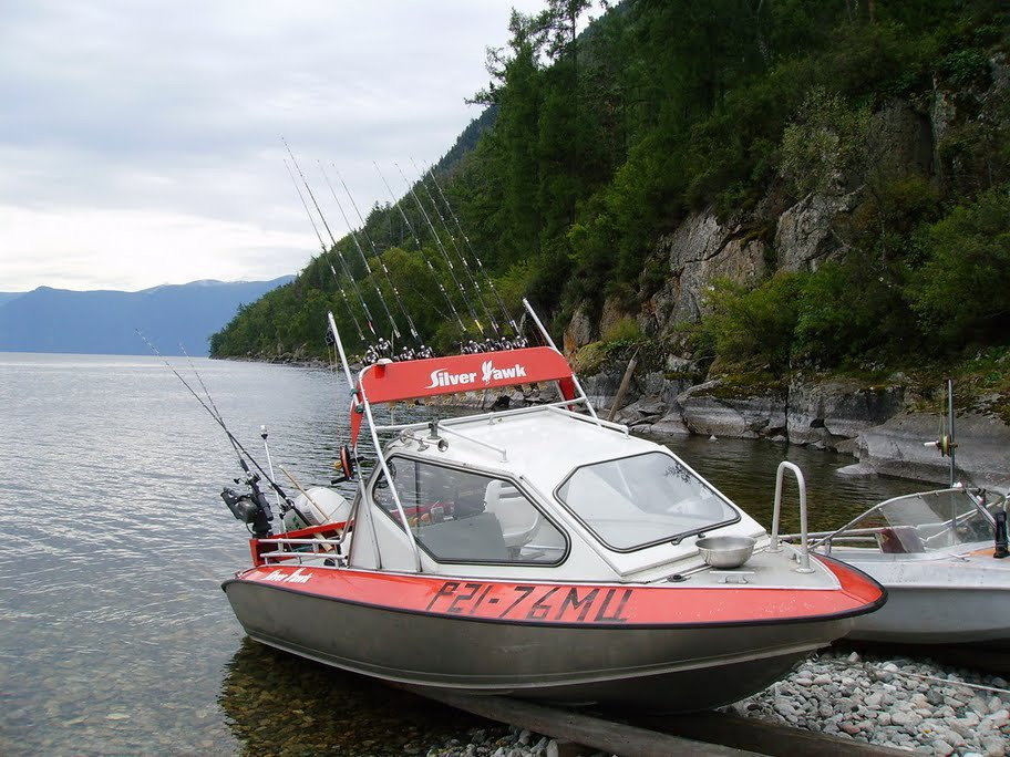 Катера в Телецком озере, Россия – фотографии России