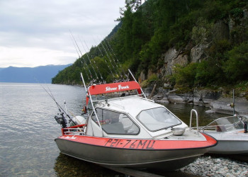 Катера в Телецком озере, Россия – фотографии России