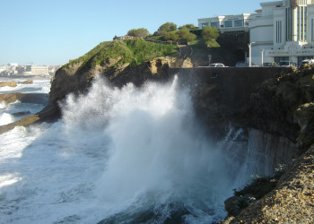 Волны в Биаррице, Франция – фотографии Франции