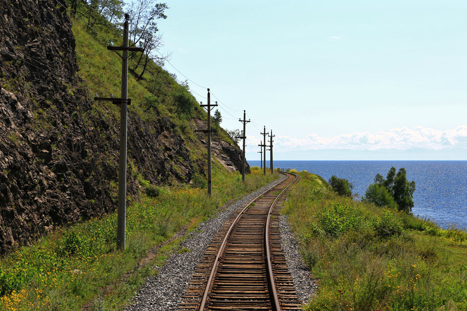 КБЖД идёт вдоль побережья Байкала – фотографии России