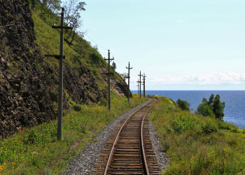 КБЖД идёт вдоль побережья Байкала – фотографии России