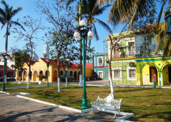 Зона исторических памятников в городе Тлакотальпан – фотографии Мексики