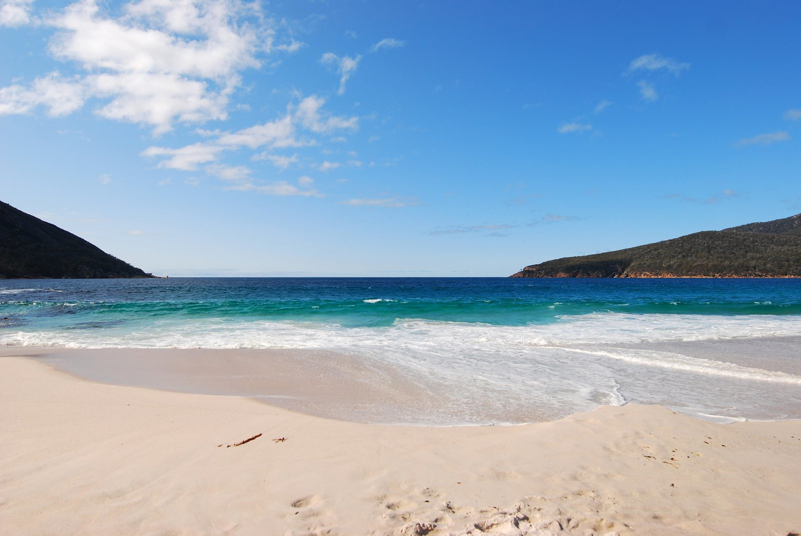 Разливы волн на пляже в Вайнглас Бэй, Тасмания, Австралия – фотографии Австралии
