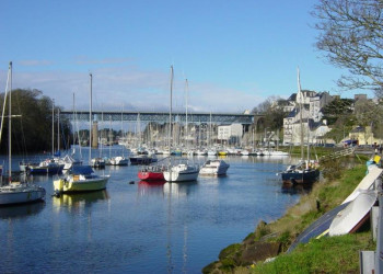 Лодки и парусники в Дуарненезе, Франция – фотографии Франции