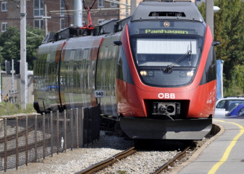 Поезд прибывает в Нойзидль-ам-Зе (Neusiedl am See) – фотографии Австрии