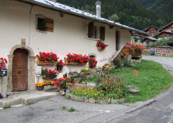 Дома в Ле-Контамине-Монжуа, Франция – фотографии Франции