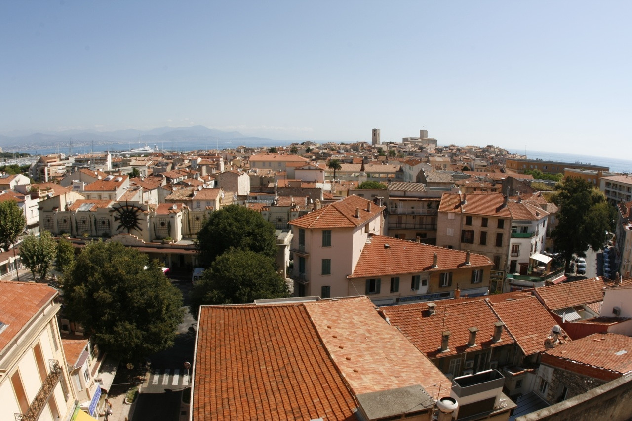 Крыши домов в Антиб, Франция – фотографии Франции