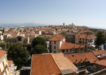 Крыши домов в Антиб, Франция – фотографии Франции