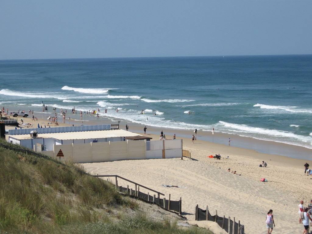 Люди на пляже в Бикарроссе, Франция. Фото 5 – фотографии Франции