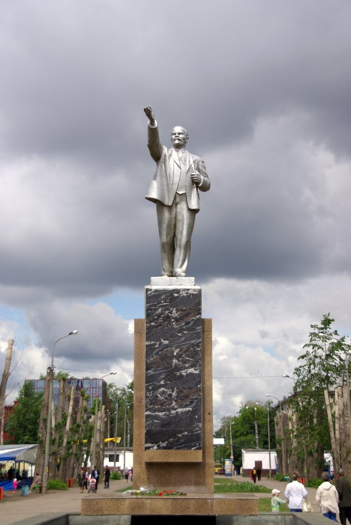 Памятник В. И. Ленину в Тольятти, Россия. Фото 4 – фотографии России