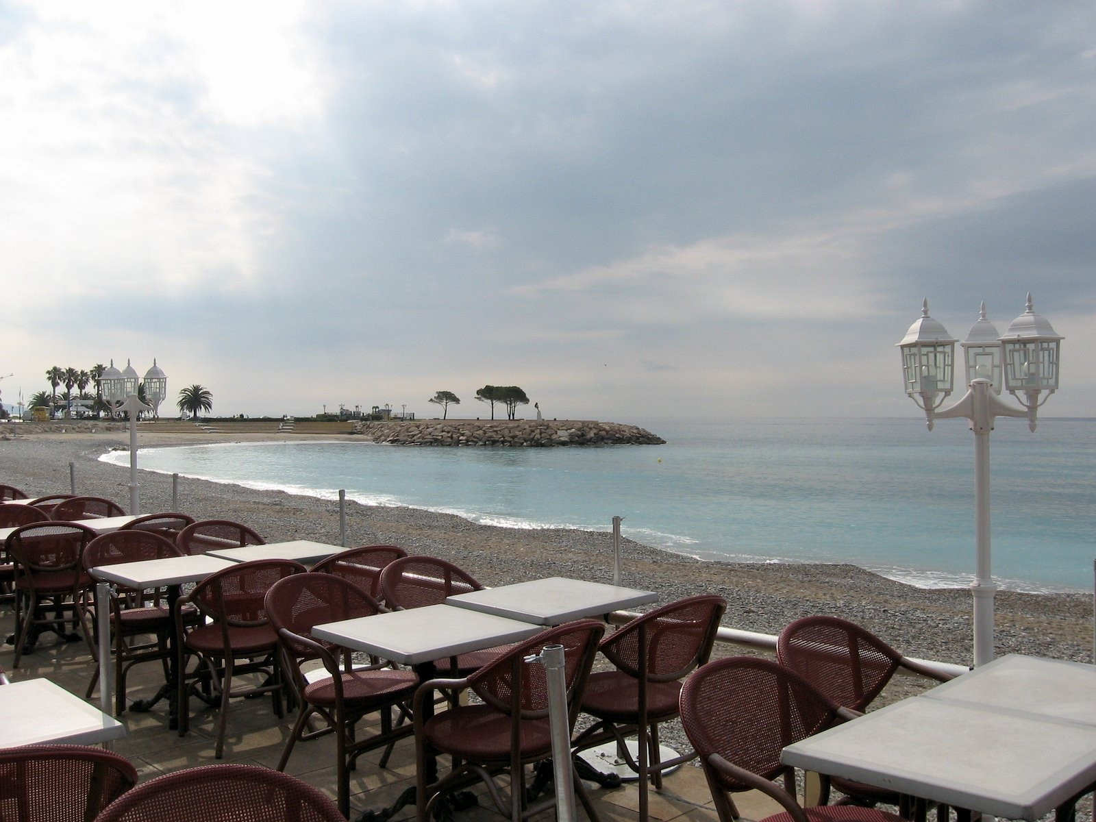 Кафе на пляже в Ментоне, Франция – фотографии Франции