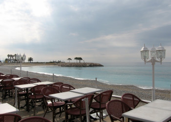 Кафе на пляже в Ментоне, Франция – фотографии Франции