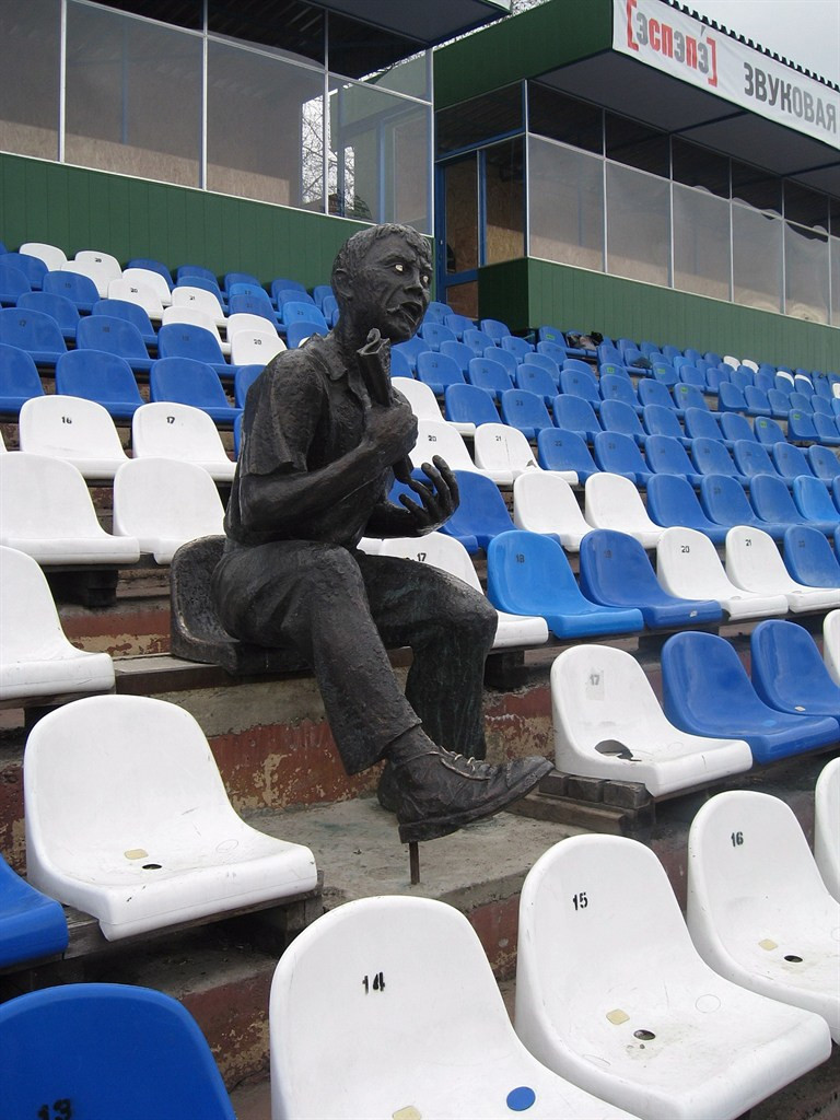 Памятник футбольному болельщику в Томске. Фото 1 – фотографии России