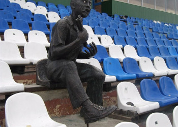 Памятник футбольному болельщику в Томске. Фото 1 – фотографии России