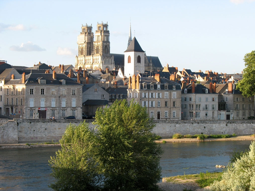 Набережная в Орлеане, Франция – фотографии Франции