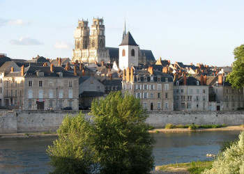 Набережная в Орлеане, Франция – фотографии Франции