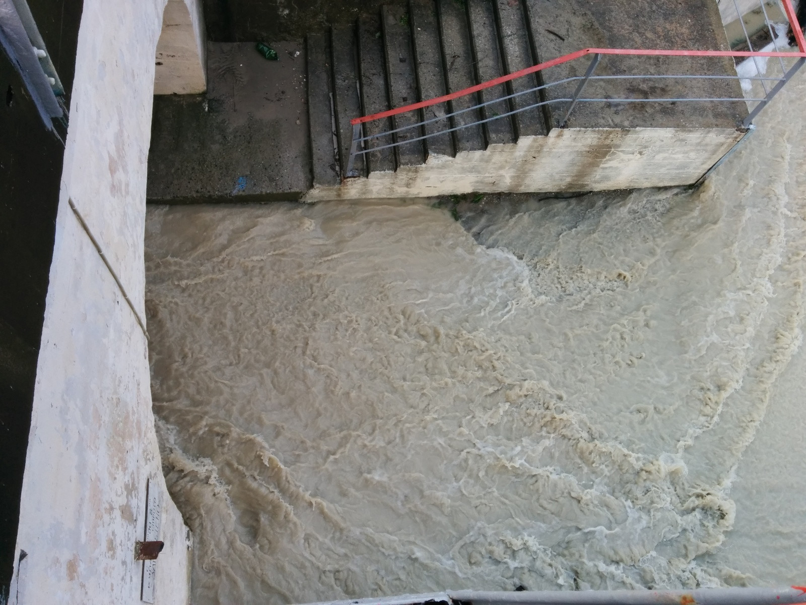 Последствия наводнения в п. Южный. Дорога ведущая к пляжу – фотографии России