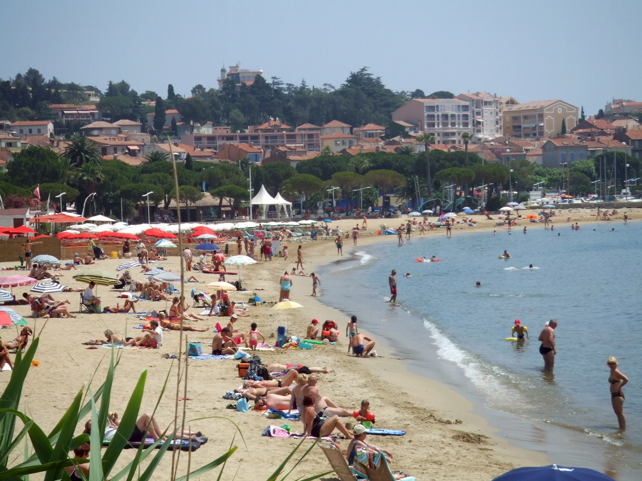 Люди на пляже в Сен-Максим, Франция. Фото 3 – фотографии Франции