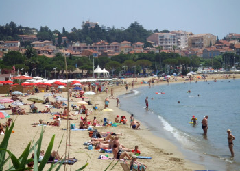 Люди на пляже в Сен-Максим, Франция. Фото 3 – фотографии Франции