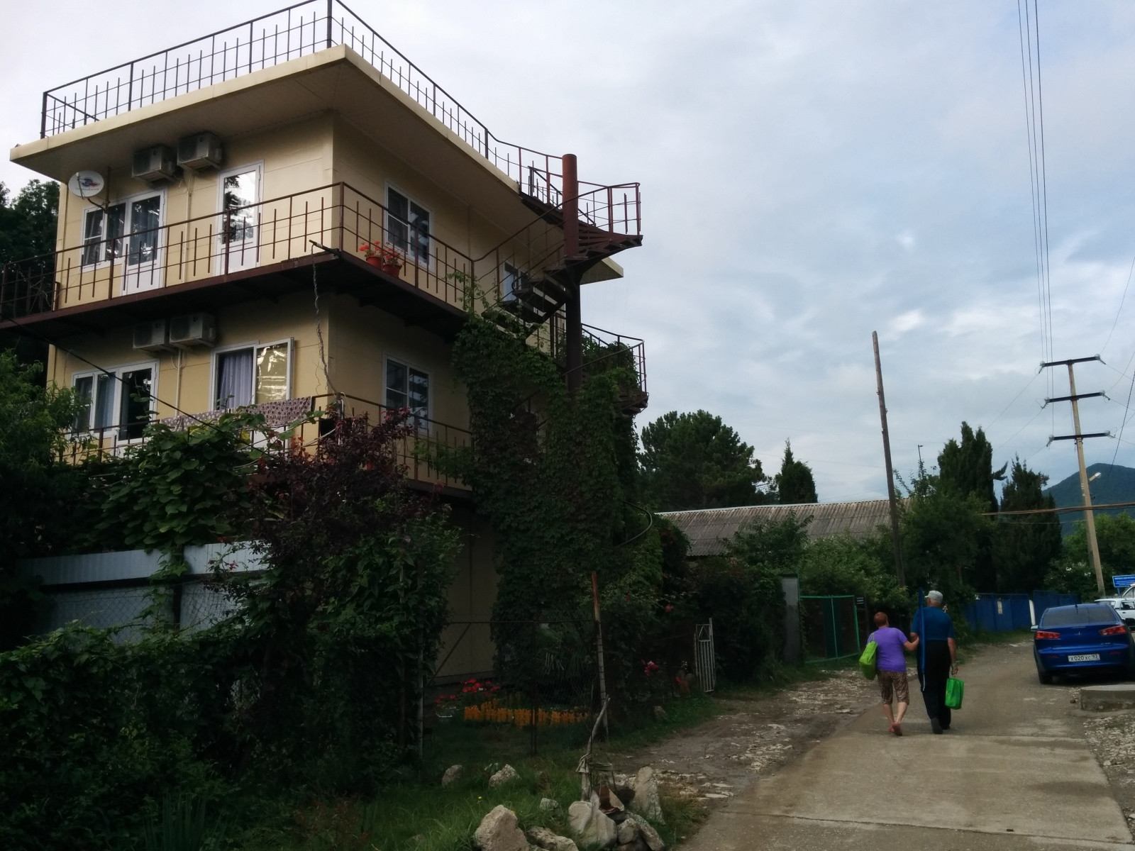 Дедеркой, слева частная гостиница – фотографии России