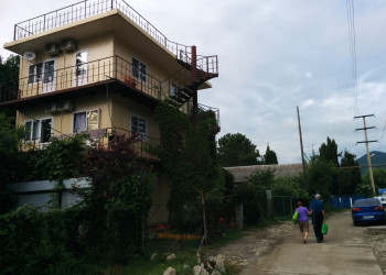 Дедеркой, слева частная гостиница – фотографии России