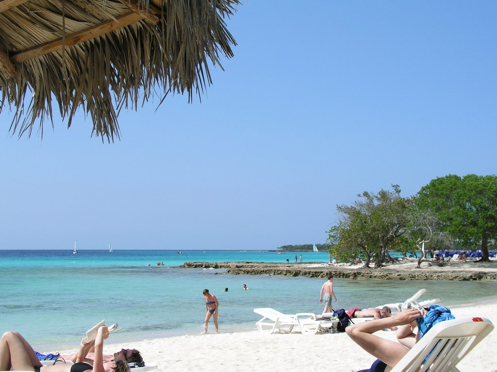 Туристы на пляже в Ольгин провинция, Куба – фотографии Кубы