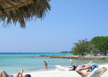 Туристы на пляже в Ольгин провинция, Куба – фотографии Кубы